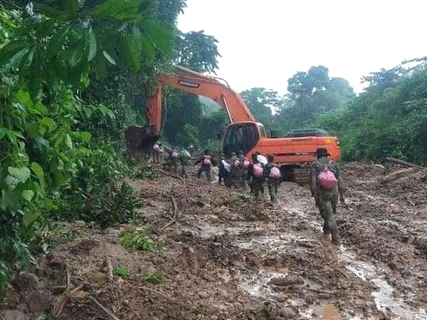 Cứu hộ Lào tích cực tìm kiếm tài xế người Việt mất tích vụ lở đất quốc lộ 8